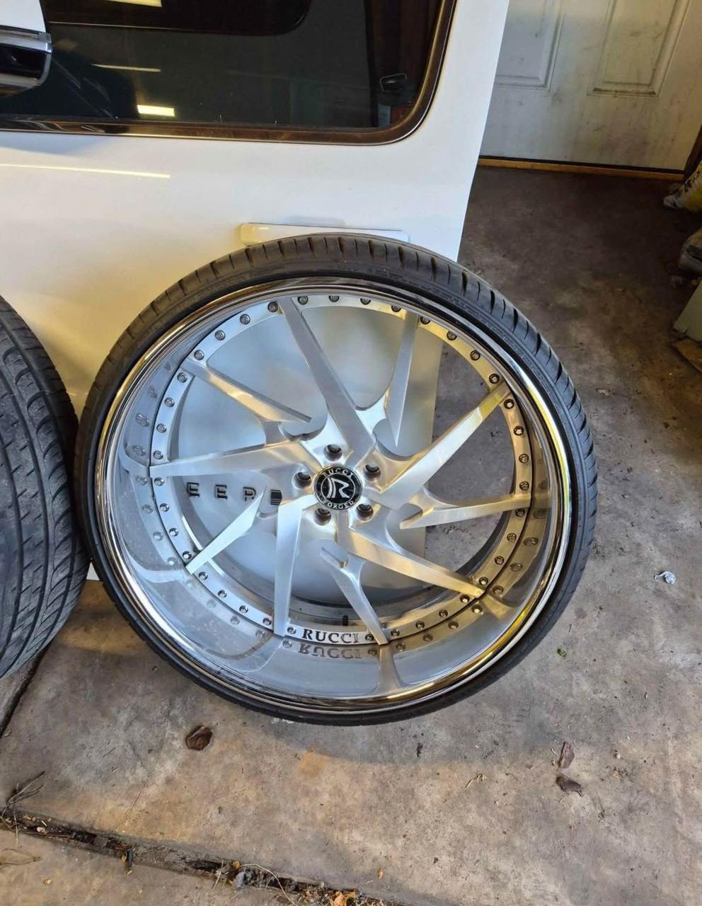 Stylish Rucci Forged 24 inch wheels with Fullrun
