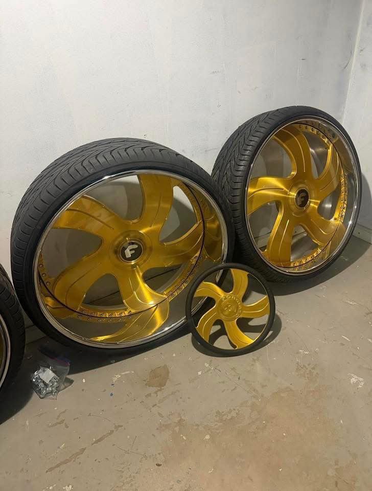 28 inch forgi brand new never mounted with 7 inch lip matching steering wheel
Bolt pattern 5/120 - 5/127 big bolt Chevy