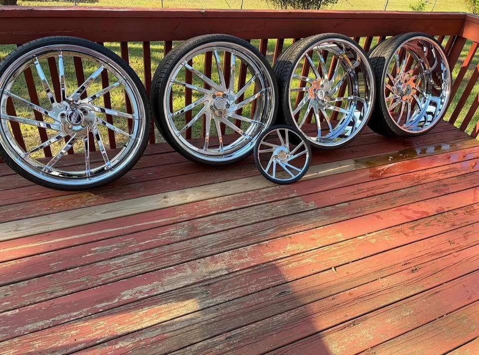 28" MTW wheels - New
W/ steering wheel!
5x4.75 pattern (gbody/box)
7" lips!